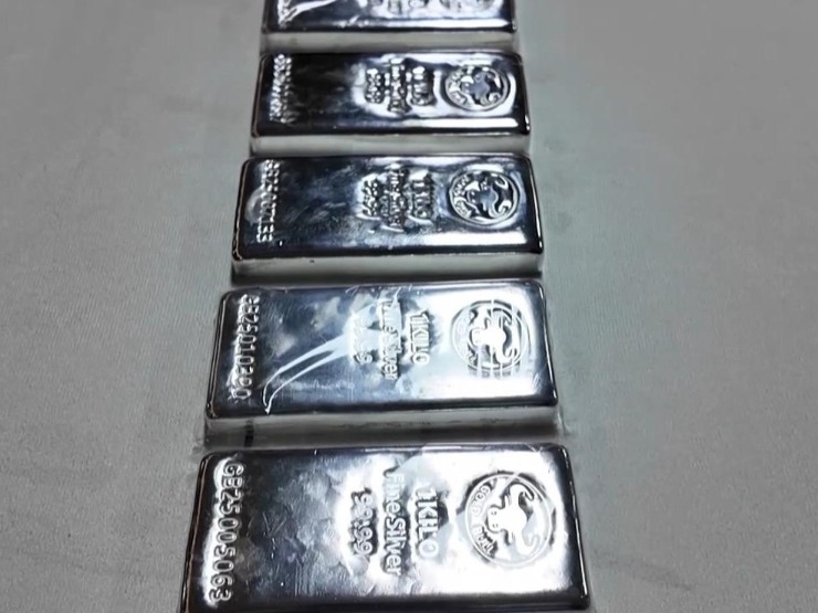 国际银价首次突破每盎司90美元