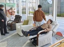 商务部：促进扩大养老服务消费 促进银发经济发展